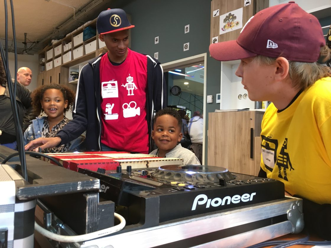 DJ Kumar met kids en Labfreak