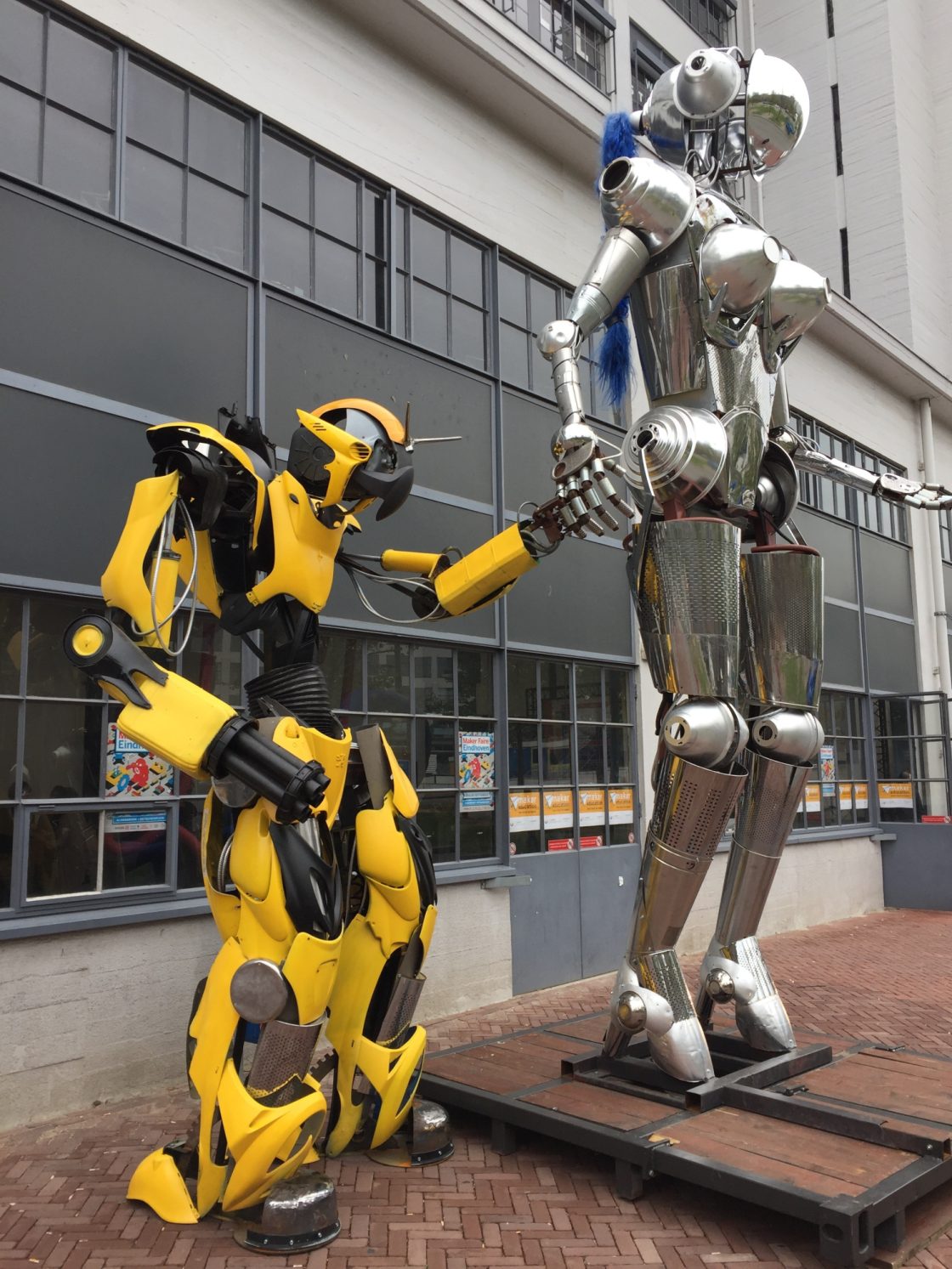 twee metalen robots