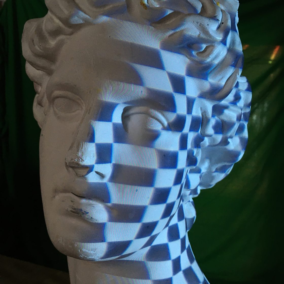 Klassiek standbeeld met projectie tijdens 3D scan proces