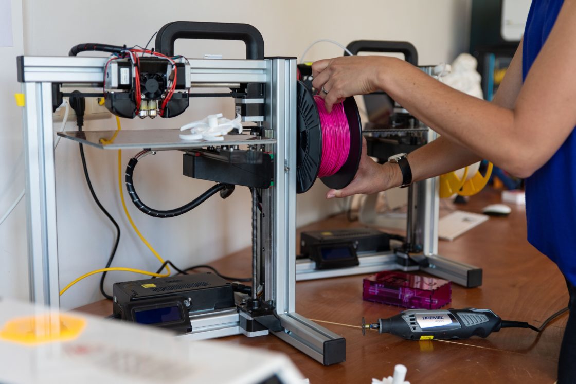 3D printer met felroze plastic