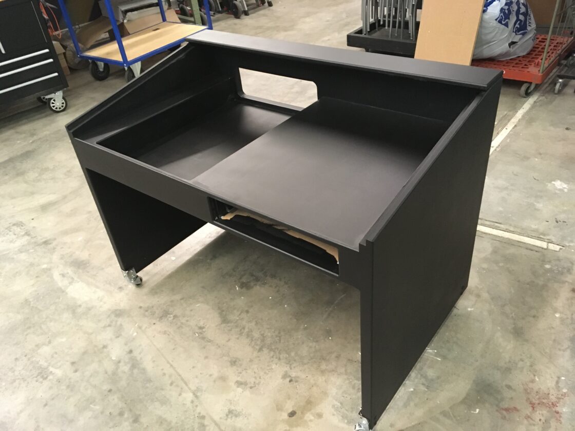 zwart meubelstuk