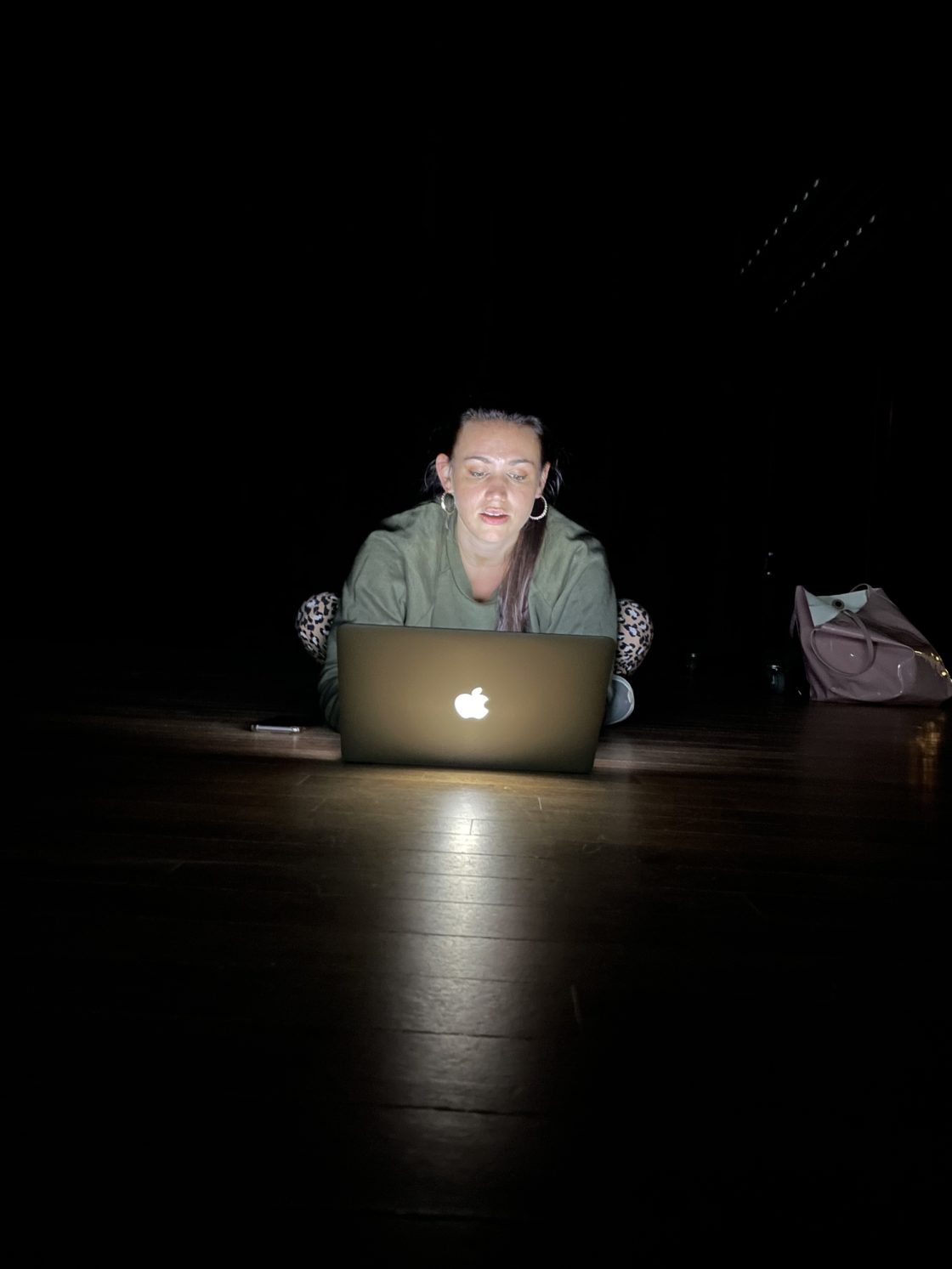Annalee Duppen achter laptop in theaterzaal