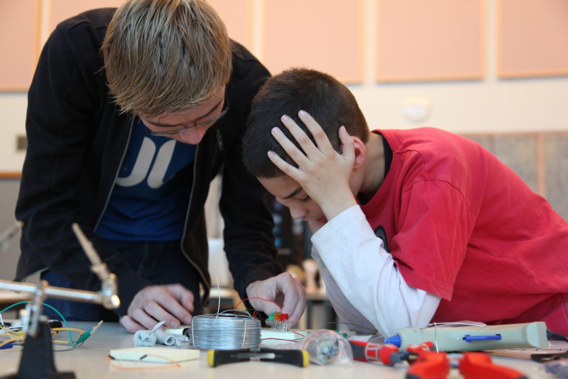 peer teaching met solderen