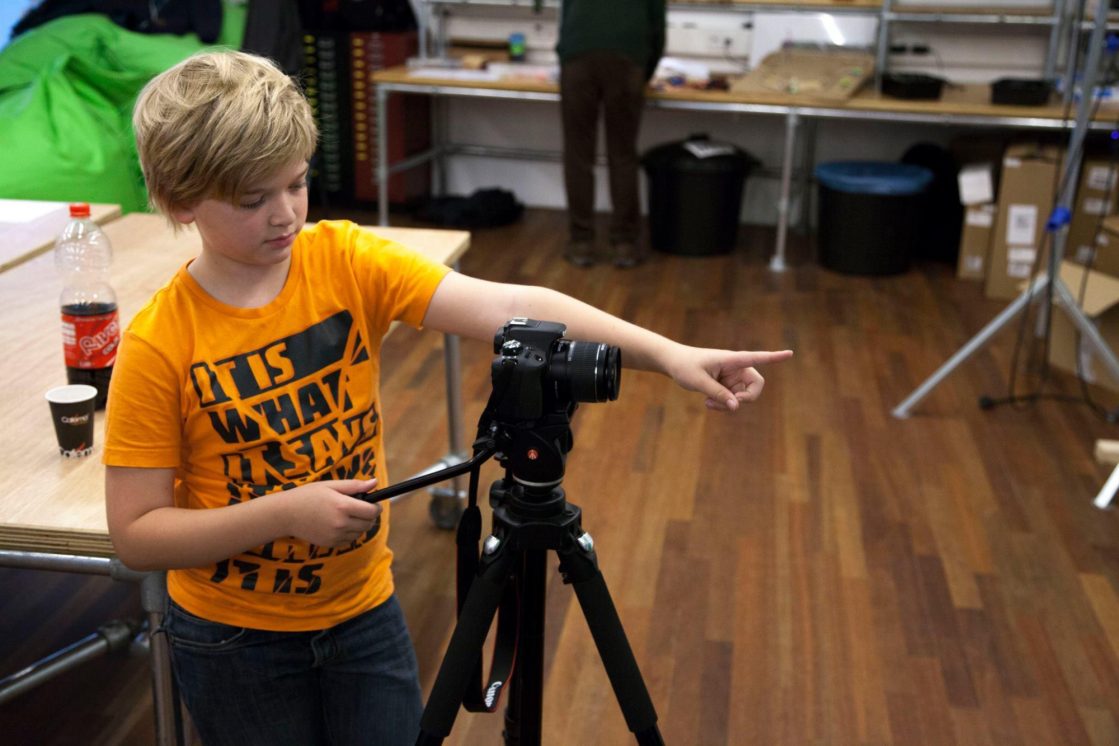 Jongen met filmcamera